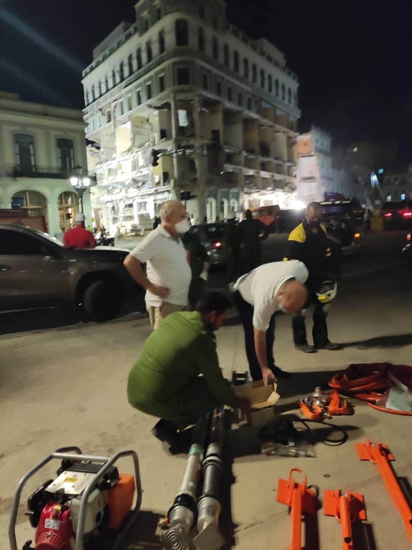 Bacou dona kit salvamento bomberos cuba saratoga 9